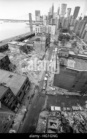 Une zone industrielle de Manhattan, dans le Lower West Side est en ruines avant la rénovation urbaine dans les années 1970. Remarque Brooklyn Bridge en arrière-plan. Banque D'Images