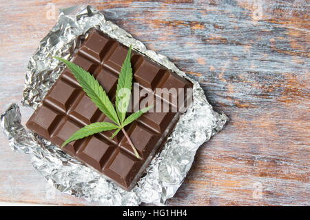 Feuilles de marijuana sur le dessus de chocolat noir Banque D'Images