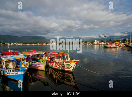 Brésil, État de Rio de Janeiro, vue sur les bateaux colorés à Paraty. Banque D'Images