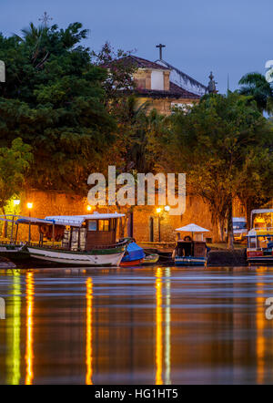 Brésil, État de Rio de Janeiro, Paraty, Crépuscule sur la rivière vers Pereque Acu l'église de Nossa Senhora dos Remedios. Banque D'Images