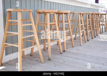 Tabourets De Bar sont en bois simple queue à un bar extérieur. Banque D'Images