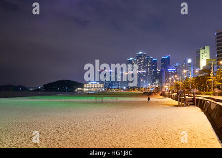 Vue de la nuit de Haeundae, qui est l'une des plus célèbre plage par ses immeubles de grande hauteur, de belles plages et d'un accès pratique à la ville. Banque D'Images