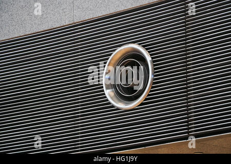 Gros plan du système de ventilation de forme ronde trou sur un mur dans un grand bâtiment Banque D'Images