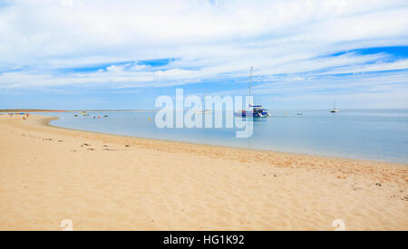 Bateaux amarrés au large de la plage de Monkey Mia. La baie Shark, Australie occidentale Banque D'Images