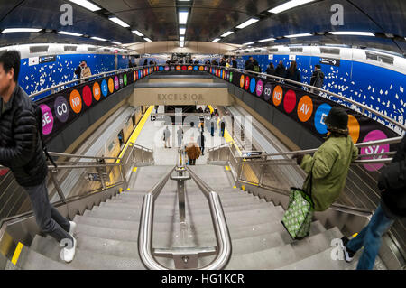 New York, États-Unis 1 janvier 2017 - Après presque un siècle de la planification, la Deuxième Avenue Subway enfin ouverte au public le jour du Nouvel An. Trois nouvelles stations, au 72e, 86e et 96e rues, ainsi qu'une extension au 63e ont été ajoutés à la ligne de BMT et à un coût de 4,4 milliards de dollars. og Le nouvel état de l'art d'une ligne de métro s'étend le long des lignes de l'est 96ème OGEC St jusqu'à Brighton Beach, Brooklyn. ©Stacy Walsh Rosenstock Banque D'Images