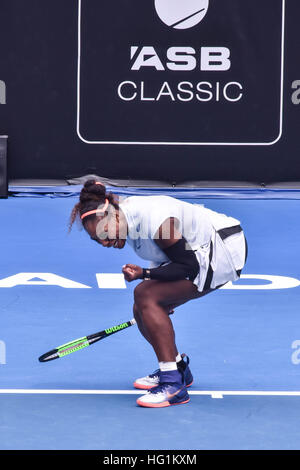Auckland, Nouvelle-Zélande. 06Th Jan, 2017. Superstar Tennis Serena Williams réagit au cours de son premier tour des célibataires match contre la France à Pamentie la Pauline le tournoi de tennis WTA ASB Classic à Auckland, Nouvelle-Zélande © Shirley Kwok/Pacific Press/Alamy Live News Banque D'Images