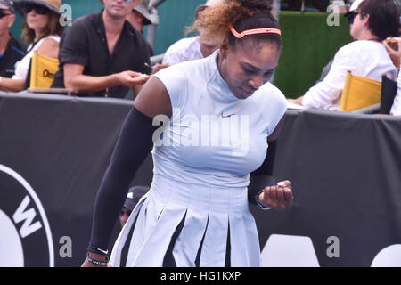 Auckland, Nouvelle-Zélande. 06Th Jan, 2017. Superstar Tennis Serena Williams réagit au cours de son premier tour des célibataires match contre la France à Pamentie la Pauline le tournoi de tennis WTA ASB Classic à Auckland, Nouvelle-Zélande © Shirley Kwok/Pacific Press/Alamy Live News Banque D'Images