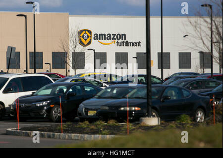 Un logo affiche à l'extérieur d'un Amazon fulfillment center à Princeton, New Jersey le 10 décembre 2016. Banque D'Images