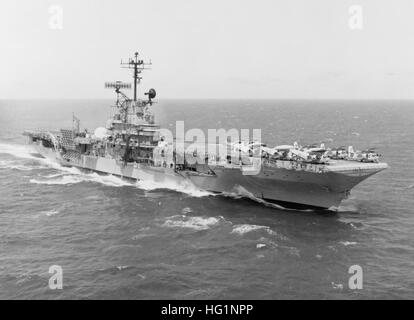 USS Hornet (CV-12) en cours en octobre 1969 Banque D'Images