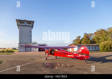 Bremgarten, Allemagne - 22 octobre 2016 : un Cessna 170 rouge classique avions stationnés à l'aéroport. Banque D'Images