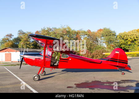 Bremgarten, Allemagne - 22 octobre 2016 : un Cessna 170 rouge classique avions stationnés à l'aéroport. Banque D'Images