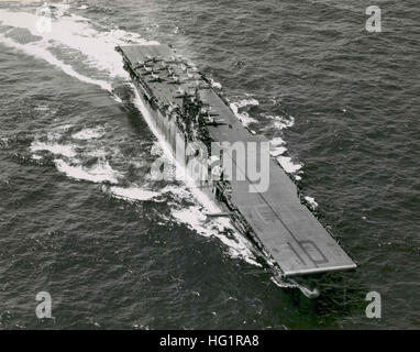 Vue aérienne de l'USS Yorktown (CV-10) en 1943 avec un avion F6F Hellcat sur le pont, démontrant les opérations de l'aviation de porte-avions pendant la seconde Guerre mondiale Banque D'Images