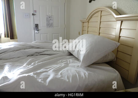 Hôtel chambre lit défait malpropre USA New Jersey NY motel Banque D'Images