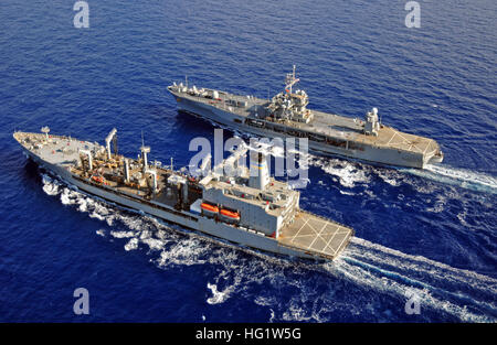 Mer Méditerranée (oct. 28, 2013) Le transport maritime de la flotte militaire commande de réapprovisionnement oiler USNS Leroy Grumman (T-AO 195), bas, mène des opérations de ravitaillement en mer avec les États-Unis 6e fleuron de la flotte USS Mount Whitney (LCC 20). Mount Whitney est en cours à l'appui d'opérations de sécurité maritime et les efforts de coopération en matière de sécurité dans le théâtre américain dans la 6ème zone d'opérations de la flotte. (U.S. Photo par marine Spécialiste de la communication de masse 1re classe Collin Turner/libérés) 131028-N-PE825-104 http://www.navy.mil/viewGallery.asp http://www.facebook.com/USNavy la conversation Inscrivez-vous http://www.twitter.com/USNavy http : Banque D'Images