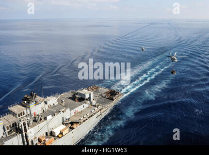 131029-N-MX772-222 MER MÉDITERRANÉE (oct. 29, 2013 MH-60S) Deux hélicoptères Sea Hawk affecté à l'hélicoptère de combat indiens de la mer de l'Escadron (HSC) 6 fournitures transport au cours d'un ravitaillement en mer entre le porte-avions USS Nimitz (CVN 68) et le transport maritime militaire rapide Commande de navire de combat l'USNS Rainier (T-AOE 7). Nimitz est déployé des opérations de sécurité maritime et les efforts de coopération en matière de sécurité dans le théâtre américain dans la zone de responsabilité de la sixième flotte. (U.S. Photo par marine Spécialiste de la communication de masse Matelot-Siobhana R. McEwen/libérés) USS Nimitz operations 131029-N-MX772- Banque D'Images