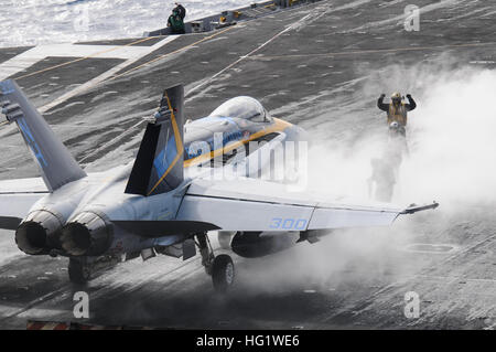 Mer Méditerranée (nov. 6, 2013) marins préparer un F/A-18C Hornet affectés à l'diamants bleus de Strike Fighter Squadron (VFA) 146 à lancer à partir de l'envol du porte-avions USS Nimitz (CVN 68). Nimitz est déployé des opérations de sécurité maritime et les efforts de coopération en matière de sécurité dans le théâtre américain dans la zone de responsabilité de la sixième flotte. (U.S. Photo par marine Spécialiste de la communication de masse 2e classe Jacquelyn D. Childs/ libéré) 131106-N-GA424-651 http://www.navy.mil/viewGallery.asp http://www.facebook.com/USNavy la conversation Inscrivez-vous http://www.twitter.com/USNavy http://navylive Banque D'Images