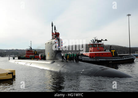 GROTON, Connecticut) (déc. 20, 2013) Le sous-marin d'attaque de la classe Virginia USS Missouri (SSN 780) fait son chemin jusqu'à la rivière Thames et accueil de base sous-marine de Groton New London, Connecticut, après avoir terminé son premier déploiement outre-mer. Le Missouri a quitté Groton le 18 juin pour un déploiement de six mois durant laquelle elle a opéré dans la sixième flotte américaine zone de responsabilité. (U.S. Photo par John marine/Narewski) Parution 131220-N-UM744-003 http://www.facebook.com/USNavy http://www.twitter.com/USNavy la conversation Inscrivez-vous http://navylive.dodlive.mil sous-marin USS Missouri revient à base New London. ( Banque D'Images