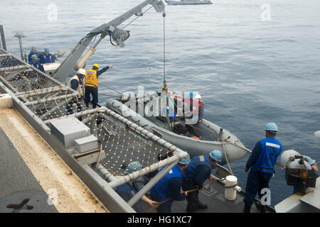 140203-N-IC565-113 Okinawa, Japon (fév. 3, 2014) marins abaisser la ridée à coque rigide (RHIB) à l'appui d'un véhicule et des fournitures sur-charger à bord de la Austin-classe de transport amphibie USS Denver dock (9 LPD). Denver est attribué à l'Bonhomme Richard Groupe amphibie et est en train de mener des opérations dans la 7e Flotte des États-Unis zone de responsabilité. (U.S. Photo par marine Spécialiste de la communication de masse 3 classe Bradley J. Gee/libérés) et fournitures de véhicules sur-charge 140203-N-IC565-113 Banque D'Images