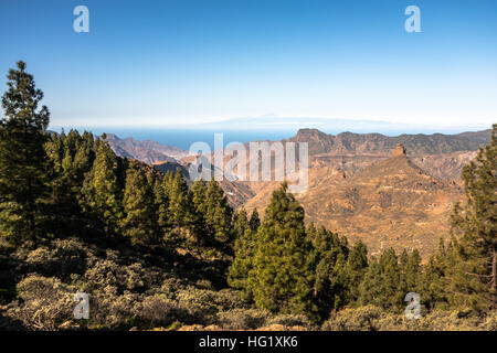 Vue sur montagne Roque Nublo en premier plan et la Fogalera dans l'arrière-plan, deux des roches volcaniques sur l'île de Gran Canaria Banque D'Images