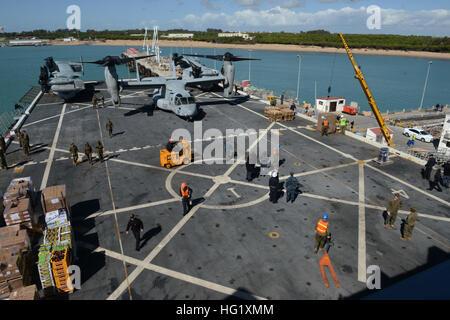 Les Marines américains affectés à la 22e unité expéditionnaire maritime et les marins affectés à la station de transport amphibie USS Mesa Verde (LPD 19) charge boîtes de nourriture et de fournitures sur le bateau tandis qu'il ravitaille à la station navale de Rota, Espagne, le 24 février 2014. Les marins et soldats étaient des efforts de sécurité et de fournir une capacité d'intervention de crise aux États-Unis la 5ème et la 6ème flotte domaines de responsabilité. (U.S. Photo par marine Spécialiste de la communication de masse 2e classe M. Shannon Smith/relâché), USS Mesa Verde nouvelle fourniture 140224-N-BD629-257 Banque D'Images