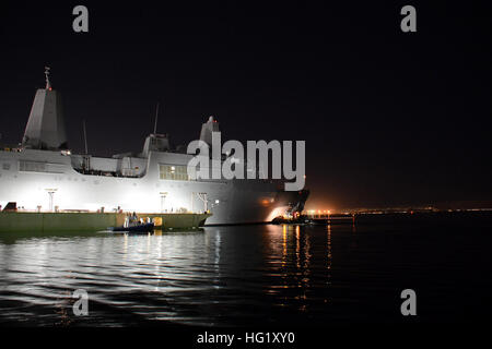 Quai de transport amphibie USS Green Bay (LPD 20) quitte la cale sèche flottante à General Dynamics NASSCO shipyard avant de transiter à BAE Systems San Diego la réparation navale dans le cadre d'une période de cour. (U.S. Photo par marine Spécialiste de la communication de masse 1re classe Elizabeth Merriam/relâché), USS Green Bay leaves dry dock 140310-N-BB534-552 Banque D'Images