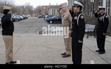 Adm arrière. Annie B. Andrews (à gauche), commandant du Commandement de recrutement pour la Marine (CNRC), est accueilli à Hyman G. Rickover Naval Academy par le commandant de l'école américaine de Frégate à la retraite. Michael Tooker et deux hauts officiers subalternes de réserve marine Training Corps (NJROTC cadets) lors de sa visite à l'école ici, le 21 mars. (U.S. Navy photo de Mike Miller/libérés) Bienvenue à l'école 140321-N-FO977-539 Banque D'Images