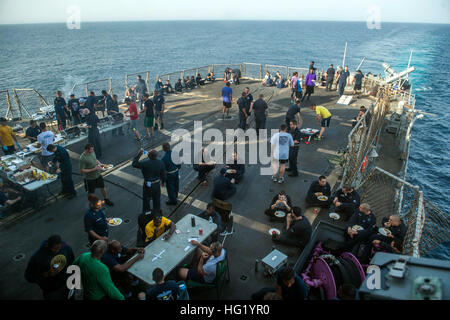 140601-N-PJ969-198 en mer d'Oman (01 juin 2014) marins participent à un pique-nique sur la plage d'acier à bord du croiseur lance-missiles USS mer des Philippines (CG 58). Mer des Philippines est déployée dans le cadre de la George H. W. Groupe aéronaval du Bush appuyant les opérations de sécurité maritime et les efforts de coopération en matière de sécurité dans le théâtre dans la 5e Flotte des États-Unis zone de responsabilité. (U.S. Photo par marine Spécialiste de la communication de masse 2e classe Abe McNatt/relâché), USS Mer philippine pique-nique sur la plage d'acier 140601-N-PJ969-198 Banque D'Images