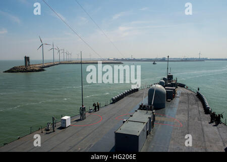 La sixième flotte américaine navire de commandement USS Mount Whitney (LCC 20) arrive à Zeebrugge en Belgique, pour la Marine belge jours. Le Mont Whitney, home-porté à Gaeta, Italie, est la sixième flotte américaine et phare fonctionne avec un équipage de marins américains combiné militaire et Maritime Command (MSC) les navigateurs du service civil. Mount Whitney mène des opérations navales des Alliés dans la sixième flotte américaine zone de responsabilité pour faire avancer la sécurité et la stabilité en Europe. (U.S. Photo par marine Spécialiste de la communication de masse de la classe 3ème Luis R. Chavez Jr./libérés) USS Mount Whitney participe à la Marine belge jours 140703-N-EZ054- Banque D'Images