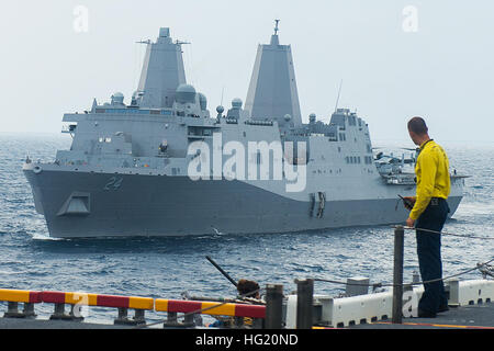 140809-N-QM905-053 OCÉAN ATLANTIQUE (16 août 2000 9, 2014) La station de transport amphibie USS Arlington (LPD 24) participe à des exercices avec le navire d'assaut amphibie USS Iwo Jima (DG 7). Iöjima aqmphibious est en cours la réalisation d'exercices d'intégration. (U. S. Navy photo by Mass Communication Specialist Seaman Shelby M. Tucker/ libéré) USS Arlington (LPD-24) en cours en août 2014 Banque D'Images