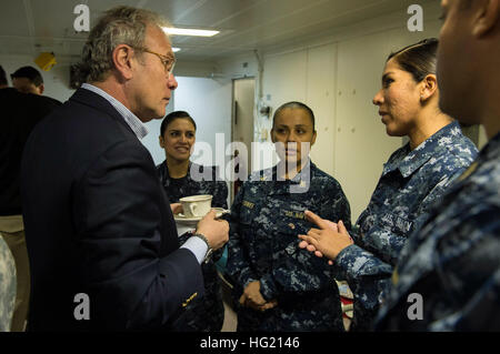 Le Ministre péruvien des affaires étrangères Gonzalo Gutierrez parle avec Peruvian-American marins affectés au futur navire d'assaut amphibie USS America (LHA6) au cours d'une visite du navire. L'Amérique est en ce moment en voyageant à travers le Commandement Sud des États-Unis et 4ème Flotte américaine zone de responsabilité pour son premier transit, "l'Amérique visite le continent américain." L'Amérique est le premier navire de sa classe, remplacement du Tarawa-classe de navires d'assaut amphibie. Comme la prochaine génération "big-deck" (navire d'assaut amphibie, l'Amérique est optimisé pour l'aviation, capable de prendre en charge les aéronefs actuels et futurs tels que le MV-22 Ospre Banque D'Images