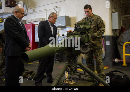 Lance le Cpl. Leo Andrade en vedette un M-220 Système de remorquage, une arme anti-char, de ministre de la Défense péruvien Pedro Cateriano et Ministre des affaires étrangères Gonzalo Gutierrez lors d'une tournée à bord d'avenir d'assaut amphibie USS America (LHA 6). L'Amérique est en ce moment en voyageant à travers le Commandement Sud des États-Unis et 4ème Flotte américaine zone de responsabilité pour son premier transit, "l'Amérique visite le continent américain." L'Amérique est le premier navire de sa classe, remplacement du Tarawa-classe de navires d'assaut amphibie. Comme la prochaine génération "big-deck" (navire d'assaut amphibie, l'Amérique est optimisé pour l'aviation, ca Banque D'Images