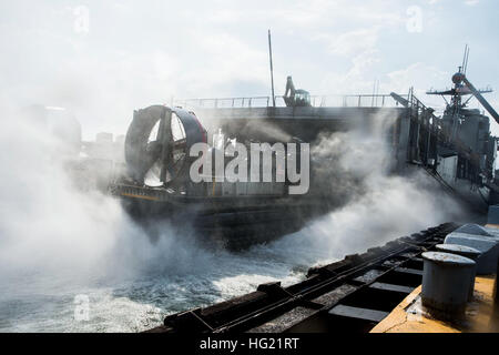 Landing Craft Air Cushion (LCAC) 29, affectés à la plage de la Marine (NBU) 7, s'embarque le landing ship dock amphibie USS Germantown (LSD 42) lors d'un déchargement de l'équipement tout en prenant part à l'exercice de débarquement amphibies (2015 PHIBLEX15). PHIBLEX15 est un exercice de formation annuelles bilatérales menées avec les forces armées des Philippines. Germantown fait partie de la groupe expéditionnaire de Peleliu, commandée par le SMA. Hugh Wetherald, et mène des exercices interarmées dans la 7e Flotte des États-Unis zone de responsabilité. (U.S. Photo par marine Spécialiste de la communication de masse Seaman Apprentice Pa Banque D'Images