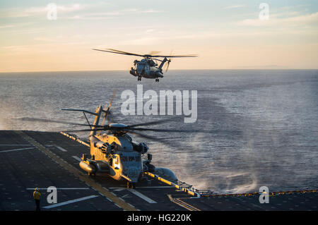 CH-53E Sea Etalons, affecté à la "Warhorses" de l'Escadron d'hélicoptères lourds Marine (HMH) 465, terrain sur l'envol du futur navire d'assaut amphibie USS America (LHA 6) pendant les opérations de vol. L'Amérique est le premier navire de sa classe, remplacement du Tarawa-classe de navires d'assaut amphibie. Comme la prochaine génération "big-deck" (navire d'assaut amphibie, l'Amérique est optimisé pour l'aviation, capable de prendre en charge les aéronefs actuels et futurs tels que le MV-22 Osprey et F-35B Joint Strike Fighter. Le navire est prévu pour être commandé cérémonieusement le 11 octobre à San Francisco. (U.S. Photo par Marine M Banque D'Images