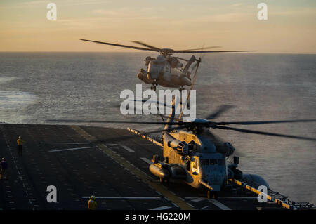 CH-53E Sea Etalons, affecté à la "Warhorses" de l'Escadron d'hélicoptères lourds Marine (HMH) 465, terrain sur l'envol du futur navire d'assaut amphibie USS America (LHA 6) pendant les opérations de vol. L'Amérique est le premier navire de sa classe, remplacement du Tarawa-classe de navires d'assaut amphibie. Comme la prochaine génération "big-deck" (navire d'assaut amphibie, l'Amérique est optimisé pour l'aviation, capable de prendre en charge les aéronefs actuels et futurs tels que le MV-22 Osprey et F-35B Joint Strike Fighter. Le navire est prévu pour être commandé cérémonieusement le 11 octobre à San Francisco. (U.S. Photo par Marine M Banque D'Images