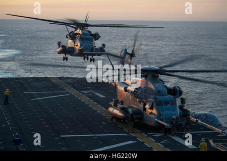 CH-53E Sea Etalons, affecté à la "Warhorses" de l'Escadron d'hélicoptères lourds Marine (HMH) 465, terrain sur l'envol du futur navire d'assaut amphibie USS America (LHA 6) pendant les opérations de vol. L'Amérique est le premier navire de sa classe, remplacement du Tarawa-classe de navires d'assaut amphibie. Comme la prochaine génération "big-deck" (navire d'assaut amphibie, l'Amérique est optimisé pour l'aviation, capable de prendre en charge les aéronefs actuels et futurs tels que le MV-22 Osprey et F-35B Joint Strike Fighter. Le navire est prévu pour être commandé cérémonieusement le 11 octobre à San Francisco. (U.S. Photo par Marine M Banque D'Images