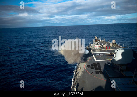 Mer Méditerranée (oct. 7, 2014) missiles de l'USS Arleigh Burke (DDG 51) incendies son MK 455 canons au cours d'un exercice de tir réel. Arleigh Burke mène des opérations navales dans la sixième flotte américaine zone de responsabilité à l'appui des intérêts de sécurité nationale des États-Unis en Europe. (U.S. Photo par marine Spécialiste de la communication de masse 2e classe Carlos M. Vazquez II/libérés) 141007-N-RM757-079 Inscrivez-vous à la conversation : http://www.navy.mil/viewGallery.asp http://www.facebook.com/USNavy http://www.twitter.com/USNavy http://navylive.dodlive.mil http://pinterest.com https://plus.google.com USS Banque D'Images