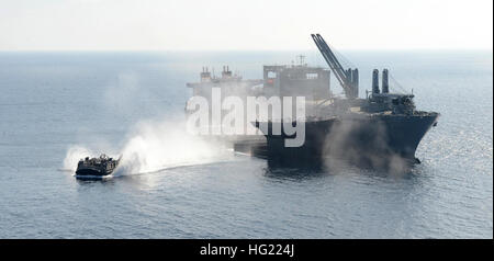 141008-N-EW716-003 OCÉAN ATLANTIQUE (oct. 8, 2014) Un Landing Craft Air Cushion transporte un véhicule de remplacement du système logistique à terre à partir de la commande de transport maritime militaire de la plate-forme d'atterrissage mobile USNS Montford (MLP 1 point) dans le cadre d'opérations de déchargement Montford tenues au cours de l'après-point test et essais de livraison. (U.S. Photo/marine) Parution USNS Montford Point (T-1) et MLP-USNS Bob Hope (T-AKR-300) avec LCAC en octobre 2014 Banque D'Images