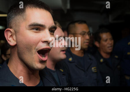 Spécialiste culinaire chef Wade Wilson, de Longview, Texas, chante "Anchors Aweigh" avec d'autres premiers maîtres de mess sur le pont du navire de débarquement quai amphibie USS Germantown (LSD 42) tout en participant à une célébration de la 239e anniversaire de la Marine. Germantown fait partie de la groupe expéditionnaire de Peleliu, commandée par le SMA. Hugh Wetherald, et mène des exercices interarmées dans la 7e Flotte des États-Unis zone de responsabilité. (U.S. Photo par marine Spécialiste de la communication de masse Seaman Patrick Dionne/relâché), USS Germantown operations 141010-N-XM324-024 Banque D'Images