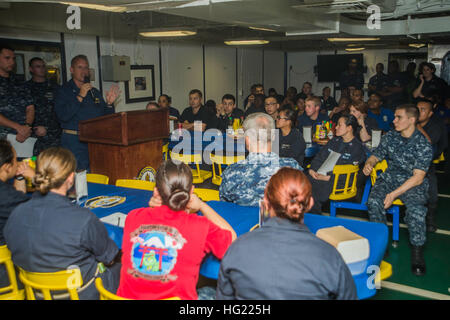 Le capitaine Marvin Thompson, commandant de la station d'amphibie Navire de débarquement USS Germantown (LSD 42), prononce une allocution à l'équipage lors d'une célébration du 239e anniversaire de la Marine sur le gâchis de carter. Germantown fait partie de la groupe expéditionnaire de Peleliu, commandée par le SMA. Hugh Wetherald, et mène des exercices interarmées dans la 7e Flotte des États-Unis zone de responsabilité. (U.S. Photo par marine Spécialiste de la communication de masse Seaman Patrick Dionne/relâché), USS Germantown operations 141010-N-XM324-035 Banque D'Images