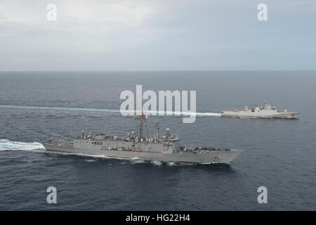 141023-N-TW634-356 détroit de Malacca (oct. 23, 2014) La classe Oliver Hazard Perry frégate lance-missiles USS Rodney M. Davis (FFG 60) effectue un passage de l'exercice avec la marine indonésienne Sigma-class corvette KRI Sultan Hasanuddin (366). Rodney M. Davis, homeported à Everett, Washington, est en patrouille dans la 7e Flotte des États-Unis à l'appui de la zone de responsabilité de la sécurité et de la stabilité dans la région du Pacifique-Indo-Asia. (U.S. Photo par marine Spécialiste de la communication de masse 3 Classe Derek A. Harkins/relâché), USS Rodney M. Davis (FFG-60) avec corvette indonésien KRI Sultan Hasanuddin (366) dans le détroit de Malacca Banque D'Images