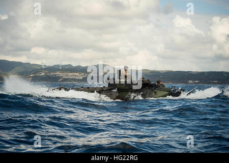 Un véhicule d'assaut amphibie (AAV), affecté au 2e Bataillon, 9e Marines, les transits d'Oura-Wan Beach Okinawa, au dock amphibie Navire de débarquement USS Germantown (LSD 42) au cours de l'exercice Blue Chromite. La chromite bleu est un exercice d'entraînement amphibie menée avec le 4e Régiment de Marines et le 2e Bataillon, 9e de marine. Germantown fait partie de la groupe amphibie de Peleliu (# PELARG14), commandé par le capitaine Heidi Agle, et mène des exercices interarmées dans la 7e Flotte des États-Unis zone de responsabilité. (U.S. Photo par marine Spécialiste de la communication de masse 2e classe Raul Moreno Jr./Releas Banque D'Images