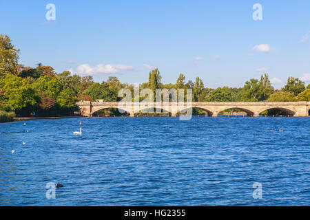 Pont Serpentine, à Hyde Park, Londres Banque D'Images