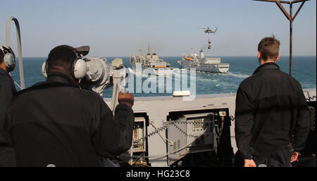 Le quai de transport amphibie USS San Diego (LPD 22) se prépare à tirer à côté de la commande de transport maritime militaire navire de soutien de combat rapide USNS Rainer (T-AOE 7) et en chambres sèches ship DEMANDES Fort Austin (A386) au cours d'un ravitaillement en mer. San Diego est une partie de l'île de Makin Groupe amphibie et, avec l'entrepris 11e Marine Expeditionary Unit, est déployé à l'appui des opérations de la sécurité maritime et le théâtre dans la 5e Flotte des États-Unis zone de responsabilité. (U.S. Photo par marine Spécialiste de la communication de masse 3 Classe Gerald Dudley Reynolds/ libéré) USS San Diego ravitaillement en mer 141 Banque D'Images
