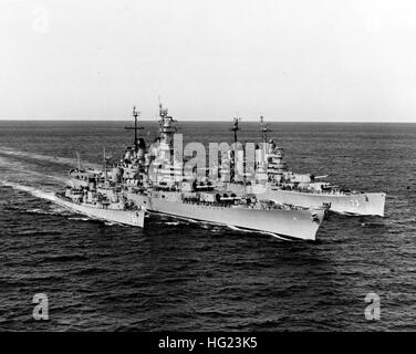 Photo #  : 80-G-440021 USS Buck (DD-761), USS Wisconsin (BB-64) et USS Saint Paul (CA-73) à la vapeur en formation serrée pendant les opérations au large de la côte Coréenne. Photo est datée du 22 février 1952. Photographie de la Marine américaine officielle, aujourd'hui dans les collections des Archives nationales. USS California (BB-64) en formation 1952 Banque D'Images