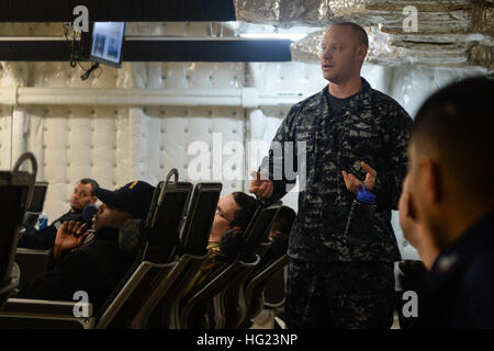 Hospital Corpsman 1re classe Richard orthographie procède à une brève médicale port à bord du transport maritime militaire commun de commande bateau à grande vitesse l'USNS Lance (JHSV 1), Jan 10, 2015. Lance est sur un déploiement prévu dans la sixième flotte américaine zone d'opérations pour soutenir la collaboration internationale Programme de renforcement des capacités, le partenariat de l'Afrique centrale. (U.S. Photo par marine Spécialiste de la communication de masse 1re classe Joshua Davies/libérés) USNS Lance 150110-N-RB579-017 Banque D'Images