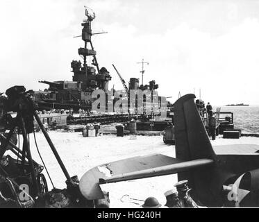 USS Pensacola (CA-24) à mi-chemin à la fin de juin 1942 Banque D'Images