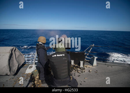 150303-N-ZE250-179 OCÉAN ATLANTIQUE (3 mars 2015) l'Artilleur 4400 1ère classe Daniel Pangburn tire un .50-cal. M2 machine gun pendant un exercice de tir réel sur le pont arrière de missiles USS Jason Dunham (DDG 109). Jason Dunham, une classe Arleigh Burke destroyer lance-missiles, homeported à Norfolk, mène des opérations navales dans la sixième flotte américaine zone d'opérations à l'appui de la sécurité nationale des États-Unis en Europe. (U.S. Photo par marine Spécialiste de la communication de masse de la classe 3ème Weston Jones / relâché), USS Jason Dunham 150303-N-ZE250-179 Banque D'Images