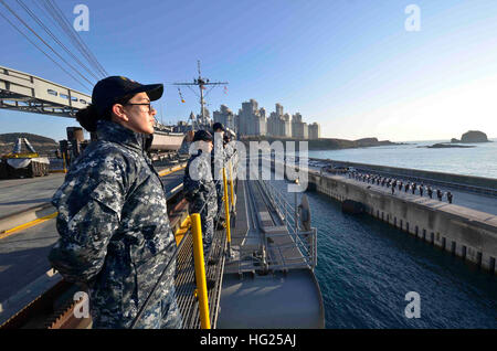 BUSAN, République de Corée (12 mars 2015) - Spécialiste des questions de personnel 3 Classe Laurent ambre, un marin affecté à l'appel d'offres sous-marin USS Frank (40) Le mans comme des rails, sous le navire tire à Busan, République de Corée (ROK), le 12 mars. Les membres de la marine de la République de Corée se félicite Frank Câble avec la musique de leur bande marine band et agitaient les drapeaux des deux nations. Frank, l'avant déployés dans l'île de Guam, procède à l'entretien et du soutien des sous-marins et navires de surface déployés dans la 7e Flotte des États-Unis et de la zone de responsabilité est en ce moment sur un service en cours de période. (U. Banque D'Images