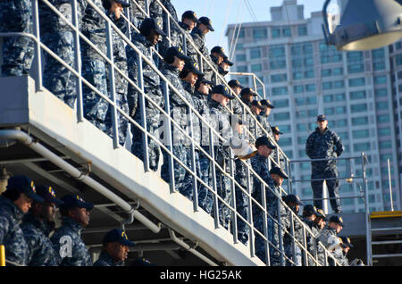 BUSAN, République de Corée (12 mars 2015) - Les marins affectés à l'adjudication du sous-marin USS Frank (40) l'homme comme des rails, sous le navire tire à Busan, République de Corée (ROK), le 12 mars. Les membres de la marine de la République de Corée se félicite Frank Câble avec la musique de leur bande marine band et agitaient les drapeaux des deux nations. Frank, l'avant déployés dans l'île de Guam, procède à l'entretien et du soutien des sous-marins et navires de surface déployés dans la 7e Flotte des États-Unis et de la zone de responsabilité est en ce moment sur un service en cours de période. (U.S. Photo par marine Spécialiste de la communication de masse 2 Banque D'Images