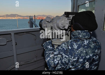 BUSAN, République de Corée (12 mars 2015) - Pompier Mécanicien Marta Martinez, un marin affecté à l'appel d'offres sous-marin USS Frank Câble (comme 40) recherche le grand les yeux alors que le navire tire à Busan, République de Corée (ROK), le 12 mars. Les membres de la marine de la République de Corée se félicite Frank Câble avec la musique de leur bande marine band et agitaient les drapeaux des deux nations. Frank, l'avant déployés dans l'île de Guam, procède à l'entretien et du soutien des sous-marins et navires de surface déployés dans la 7e Flotte des États-Unis et de la zone de responsabilité est en ce moment sur un service en cours de période. (U. Banque D'Images